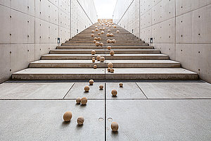 »Die Menge des Moments«, 2016 / 2020, Sandstein, Maße variabel courtesy: the artist; König Galerie, Berlin / London / Tokyo; Foto: Sebastian Drüen