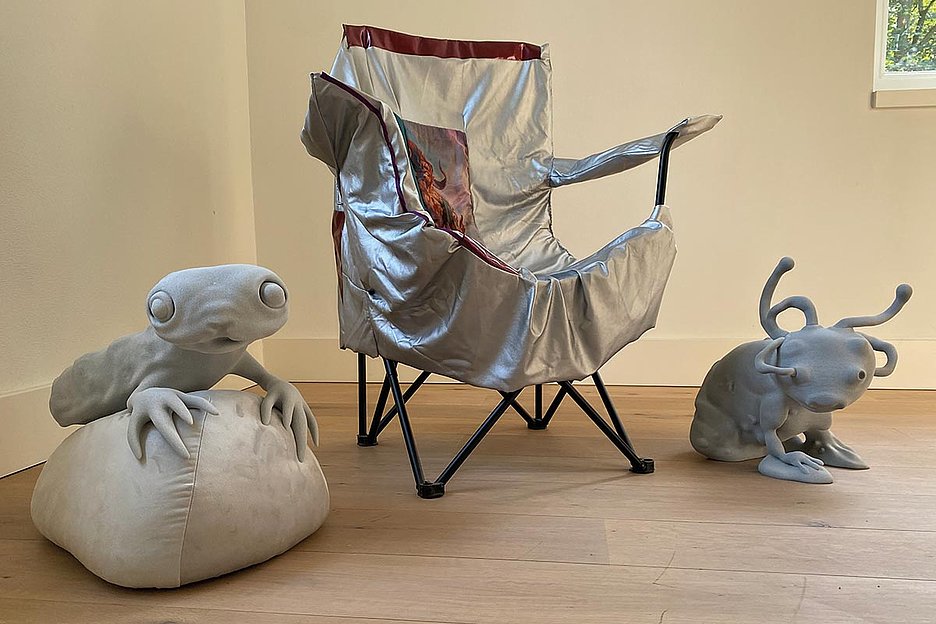 © Mary-Audrey Ramirez und courtesy Martinetz, Köln; Jessi Reaves und courtesy Herald St, London; Foto: Privat Mary-Audrey Ramirez, Happy Face (Parasites), 2023 | Peaking, 2023 Jessi Reaves, Diagonal Rain Sports Chair, 2019, © Mary-Audrey Ramirez und courtesy Martinetz, Köln; Jessi Reaves und courtesy Herald St, London; Foto: Privat