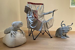 Mary-Audrey Ramirez, Happy Face (Parasites), 2023 | Peaking, 2023 Jessi Reaves, Diagonal Rain Sports Chair, 2019, © Mary-Audrey Ramirez und courtesy Martinetz, Köln; Jessi Reaves und courtesy Herald St, London; Foto: Privat