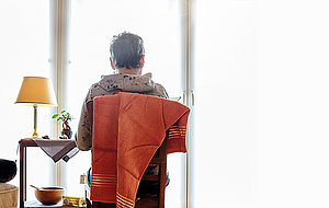 »Es braucht aktive Kühlung« — Seniorin in ihrer Wohnung