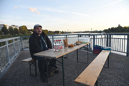 Es könnte so einfach sein: Jörg Beste hat schon mal an der Schlackenbergwerft am Stammheimer Ufer Platz genommen