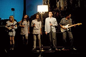Stehlampe statt Luftgitarre: Die Talking Heads in »Stop Making Sense« 