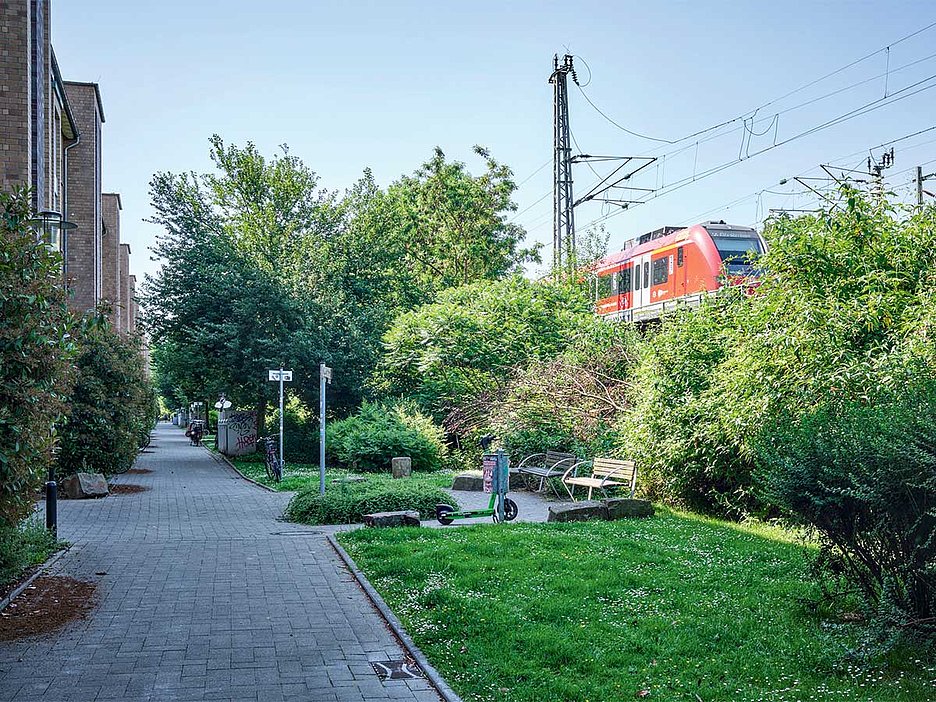 S-Bahn auf dem Gleis über der Autofreien Siedlung in Nippes