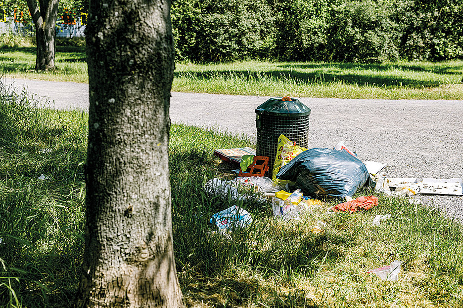 Dem Mülleimer so nah: Wilde Abfälle in Köln, Foto: Susanne Troll