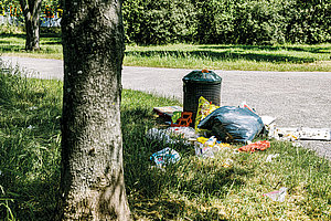 Dem Mülleimer so nah: Wilde Abfälle in Köln, Foto: Susanne Troll