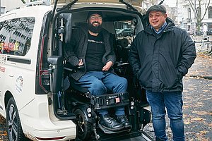 Passt, wackelt nicht und hat Luft: Thomas Schmitz im Inklusionstaxi von  Ibrahim Coban