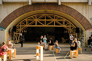 Bühne, Hangout, Büro: Bahnbogen, bewohnbar gemacht, Foto: Robert Winter