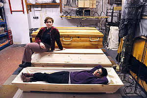 »Nach dem Ende«: Bestatter*innen performen das Danach; Foto: Theresa Mielich