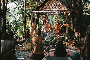 Auch diese Leute werden keine Spuren hinterlassen: Burning Man in Thailand, Foto: Ross Silcock