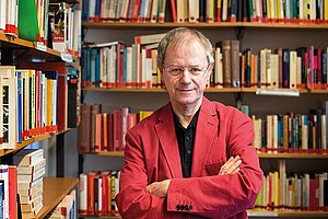 Prof. Dr. Christoph Butterwegge hat von 1998 bis 2016 Politik­wissenschaft an der Universität  zu Köln gelehrt. Kürzlich ist sein Buch »Die polarisierende Pandemie. Deutschland nach Corona« bei Beltz Juventa erschienen.