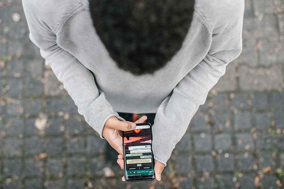 Teil des Alltags für Kinder und Jugendliche: Das Smartphone Foto: klicksafe/Marcel Kusch