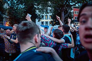Erhöhte Lebensqualität dank UEFA? Fußball-Fans benehmen sich wie andere Altstadtbesucher auch