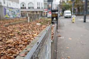 Spaßbremse ohne Funktion: Metallschiene auf dem »Mäuerchen« an der Zülpicher Straße