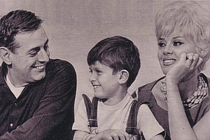 Dario Fo und Franca Rame mit ihrem Sohn Jacopo, 1962 © Wikimedia Commons