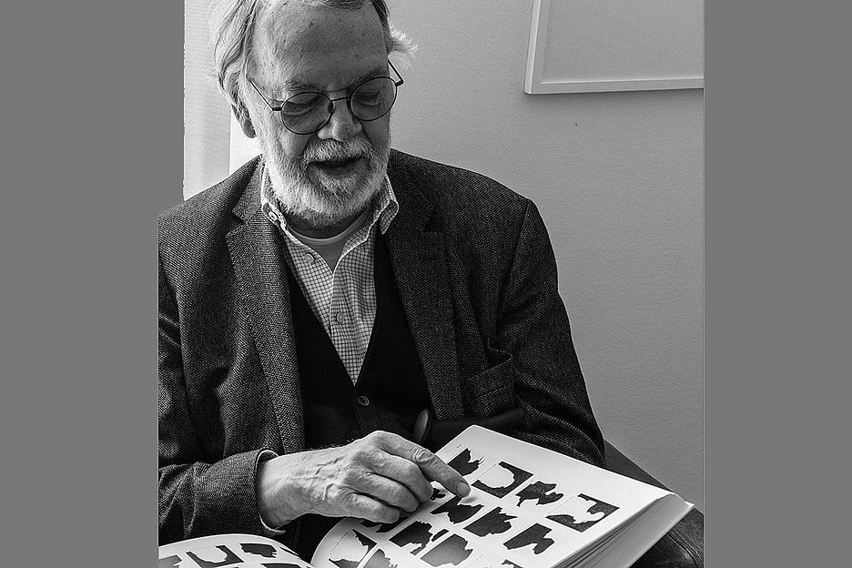 Wulf Herzogenrath im April 2025 mit dem Findbuch II der Kölner Künstlerin Monika Bartholomé (© Stefan Kraus)