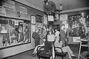 Unbekannter Fotograf, Installationsansicht, Erste Internationale Dada-Messe 1920, Abbildung aus  Dada-Almanach, hg. von Richard Huelsenbeck, Berlin 1920, Sammlung Wassermeyer