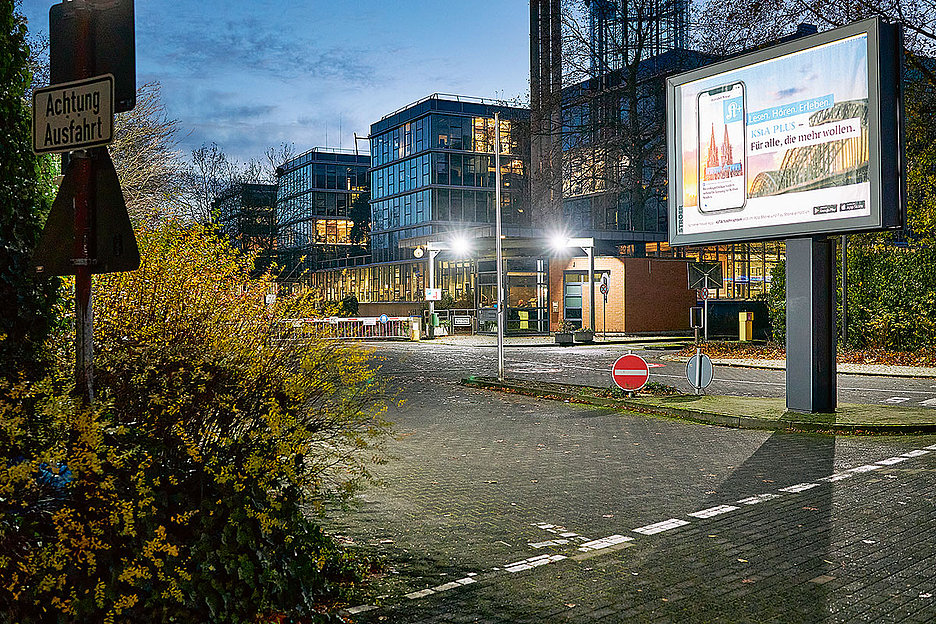 Foto: Thomas Schäkel / Stadtrevue »Grenze überschritten«: DuMont-Zentrale an der Amsterdamer Straße