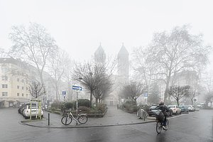 Hier behindert Nebel die Sicht auf St. Michael — demnächst ein Zaun?
