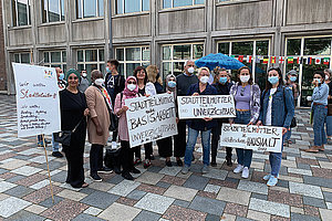 Sozialprojekt in Gefahr? Protest der »Stadtteilmütter« vor dem Rathaus