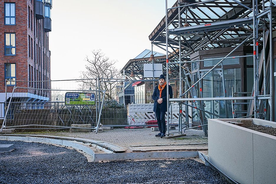 Foto: Thomas Schäkel / Stadtrevue Hier endet die »Revitalisierung«: Klaus Schäfer auf der Brücke zum Rheinufer, die nun doch nicht verbreitert wird