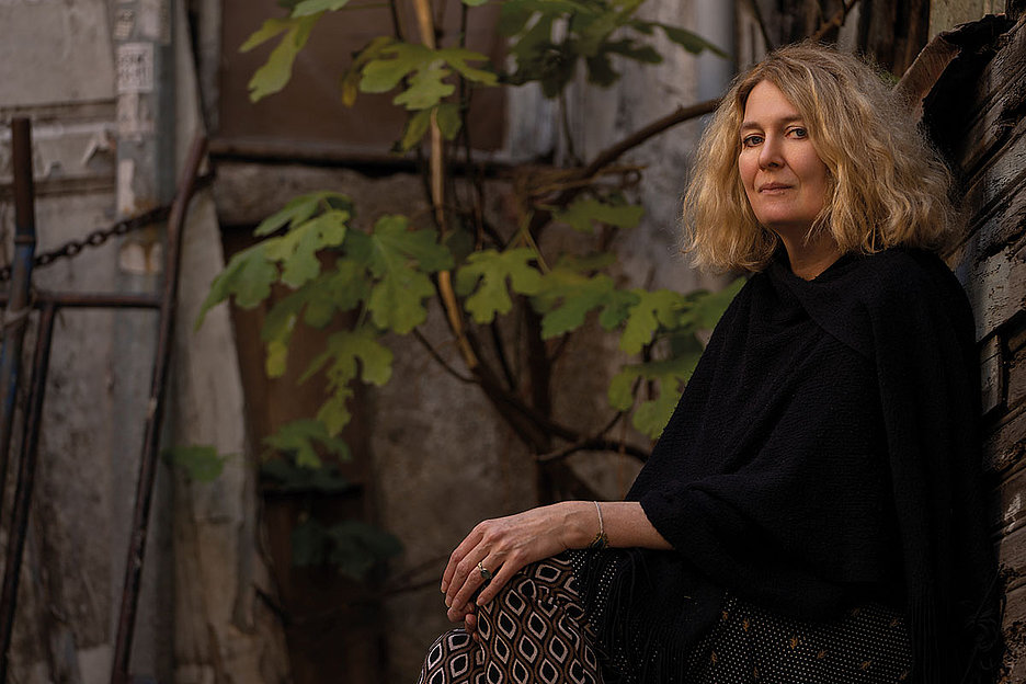 Foto: Lisa Sanat Was verbirgt diese Frau? Sabine Schiffner in vermeintlicher Vorstadtidylle, Foto: Lisa Sanat