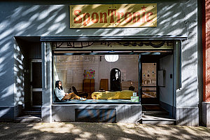 Rolladen hoch, Kunst rein: SponTronic in Nippes