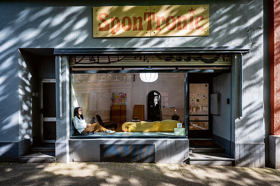 Foto:Dörthe Boxberg / Stadtrevue Rolladen hoch, Kunst rein: SponTronic in Nippes