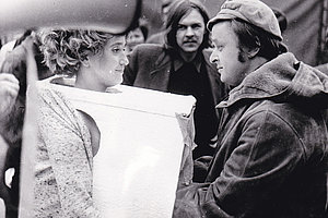 »Tapp- und Tastkino«: Valie Export, 1968 in Wien (© Werner Schulz)