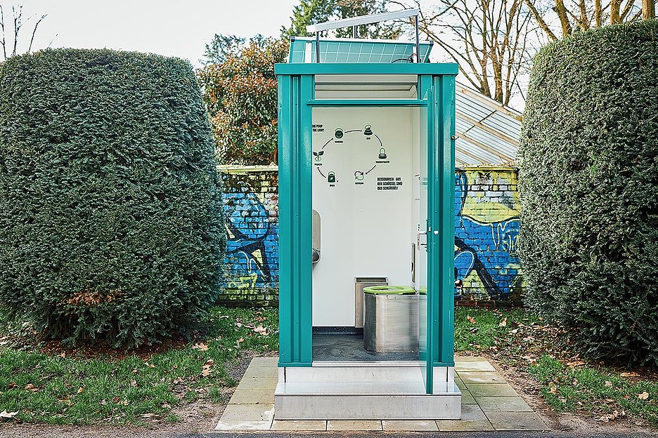 Foto: Thomas Schäkel / Stadtrevue Nimmt Wertstoffspenden entgegen: Trocken-Toilette im Volksgarten