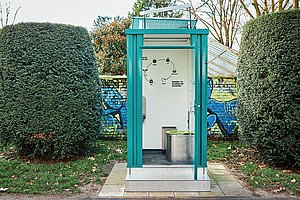 Nimmt Wertstoffspenden entgegen: Trocken-Toilette im Volksgarten  