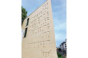 Ein Hegel-Zitat als Blickfang? Famos! 
