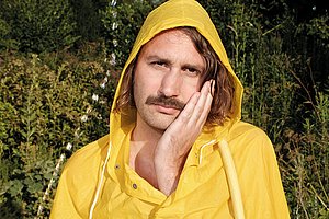 Köln ­— Umsteigen bei Regen — Der Schnäuzer sitzt: Andrew Collberg, © Niclas Weber