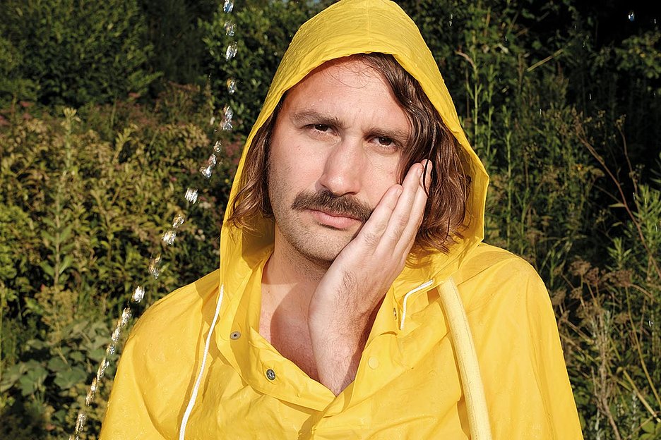 © Niclas Weber Köln — Umsteigen bei Regen — Der Schnäuzer sitzt: Andrew Collberg, © Niclas Weber