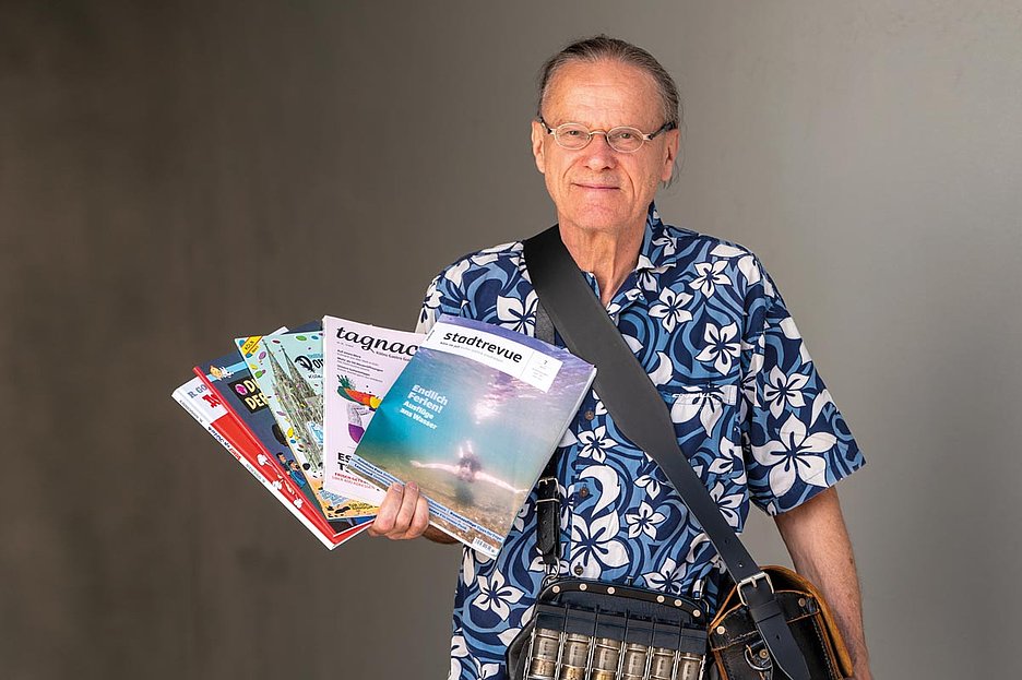 Foto: Dörthe Boxberg / Stadtrevue Walter Hoischen hält Magazine in der Hand für den straßenverkauf