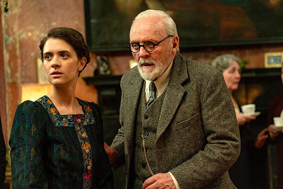 © X Verleih / Sabrina Lanto Gehen in die Tiefe: Liv Lisa Fries und Anthony Hopkins © X Verleih / Sabrina Lanto