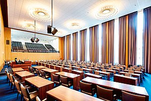Der unbesetzte Saal des Kölner Rats