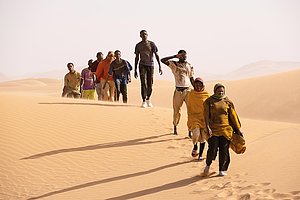 Mustapha und Seydou auf dem Weg durch die Sahara in »Ich Capitano«  © Greta De Lazzaris / X Verleih AG.tif