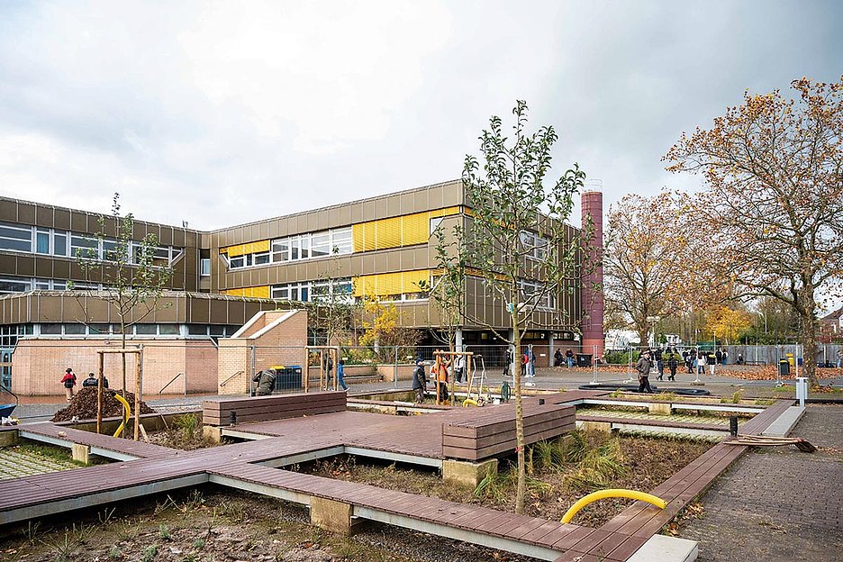 © Stadt Koeln/Timm Bourry Mehr Grün, weniger Grau: Schulhof des Heinrich-Mann-Gymnasiums in Volkhoven/Weiler ©Stadt Koeln/Timm Bourry