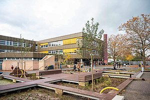 Mehr Grün, weniger Grau: Schulhof des Heinrich-Mann-Gymnasiums in Volkhoven/Weiler  ©Stadt Koeln/Timm Bourry