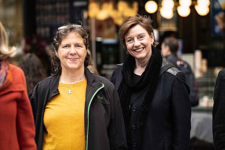 Foto: Dörthe Boxberg / Stadtrevue Ihr Buch soll Einblicke geben: Christiane Niesel und Petra Metzger