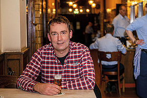 Auf ein Bierchen mit dem Bürgermeisterchen: OB-Kandidat Thor Zimmermann im Brauhaus