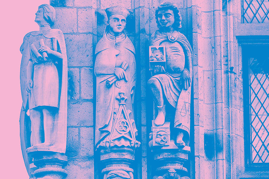 Foto: Dörthe Boxberg / Stadtrevue Hat man hier noch die Außenbezirke im Blick? Figuren am Rathausturm