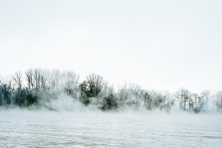 © VG Bildkunst Bonn, 2024 Axel Hütte, Rheingau / Nebel I, © VG Bildkunst Bonn, 2024