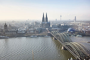 Brückengrün trifft auf Flussbraun: Die Hohenzollernbrücke bei Tageslicht