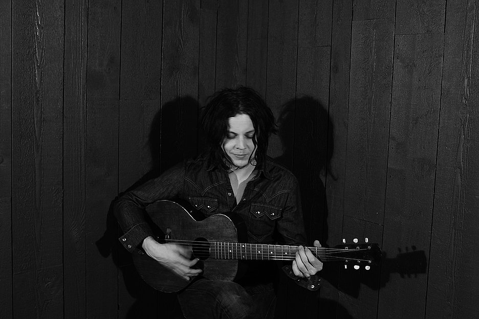 Die reine Unschuld: Jack White greift auch gerne mal zur Akustischen  Foto: Jo McCaughey