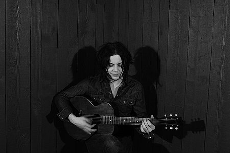 Die reine Unschuld: Jack White greift auch gerne mal zur Akustischen  Foto: Jo McCaughey