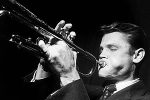 Strenge, reduzierte Hell-Dunkel Studien: Chet Baker 1955 im Börsensaal in Köln, Foto: Rheinisches Bildarchiv Köln