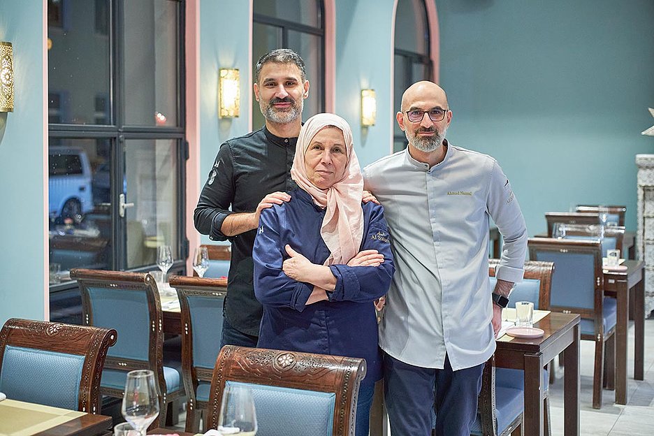 Foto: Thomas Schäkel / Stadtrevue Zwei Generationen, eine Idee: Mohammad und Ahmad Nazzal mit ihrer Mutter Muna