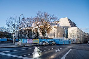 Die Sanierung von Oper und Schauspiel ist der ­Dauerbrenner unter den Kölner Großprojekten. Nach erfolgreichem Bürger­protest beschloss der Stadtrat 2010 die Sanierung im Bestand anstelle eines Neubaus des Schauspiels. Nach drei Jahren sollte die San