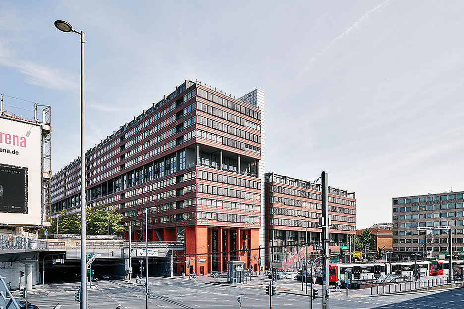 Hier stapeln sich die Ratsbeschlüsse, und manchmal wird einer vergessen: Stadthaus in Deutz